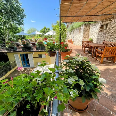 Luxurious Umbrian Retreat For 10 With Private Terrace And Pool
