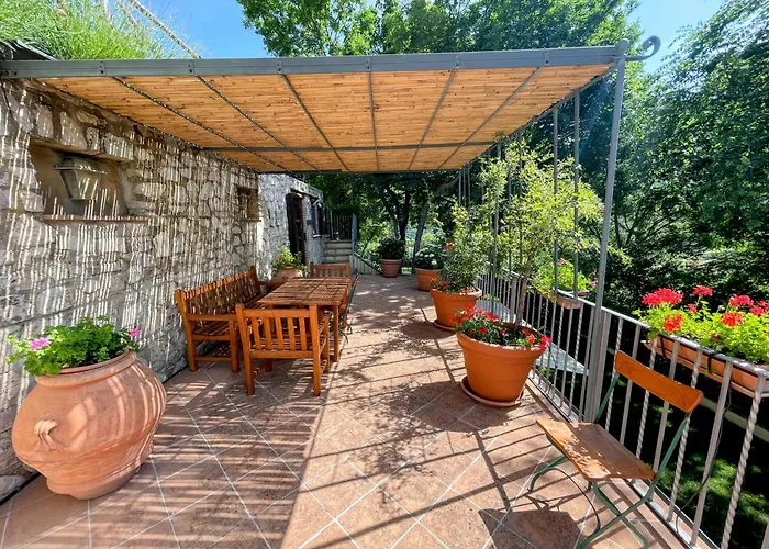 Luxurious Umbrian Retreat For 10 With Private Terrace And Pool Hébergement de vacances *