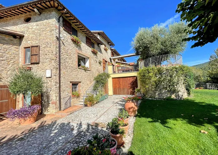 Luxurious Umbrian Retreat For 10 With Private Terrace And Pool Hébergement de vacances