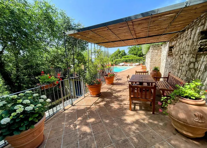 Luxurious Umbrian Retreat For 10 With Private Terrace And Pool Hébergement de vacances