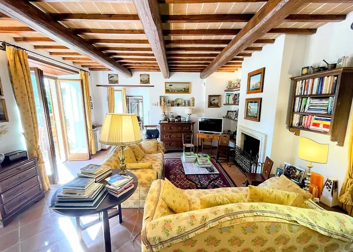 Luxurious Umbrian Retreat For 10 With Private Terrace And Pool Hébergement de vacances *